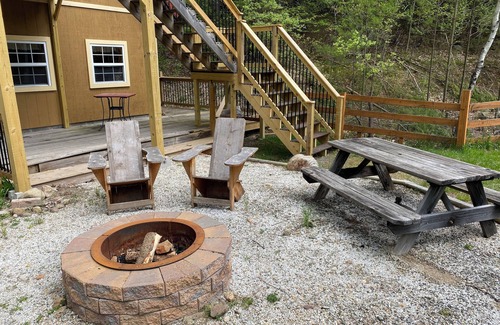 Keene Ski Chalet | Cozy chalet in adorable Keene with AC, WiFi