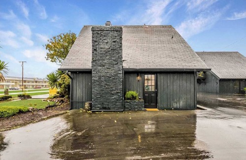 Ocean Shores Ski Chalet | Cozy Chalet in Ocean Shores located within steps from the beach
