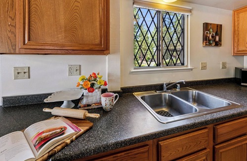 Bijou Park House | Cozy Chalet Retreat in South Lake Tahoe - Near Heavenly Ski Resort mv12