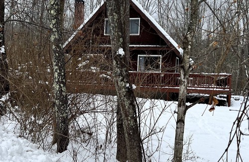 Hensonville Ski Chalet | Cozy chalet wih hot tub -5 minutes from Windham Mountain