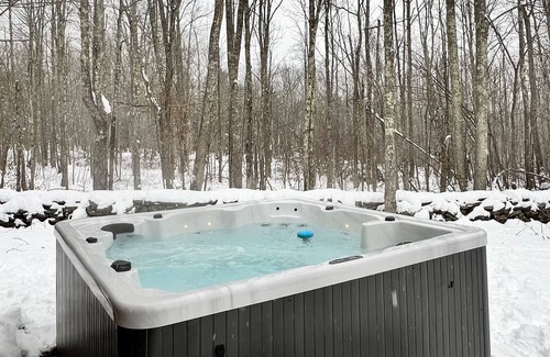 Hensonville Ski Chalet | Cozy chalet wih hot tub -5 minutes from Windham Mountain