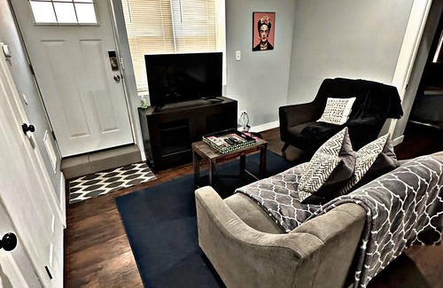 Heart of Chicago Apartment | Cozy Charming Art 🎨 Food🌮 Close to Train 🚉 Parking!