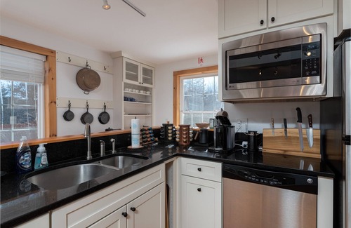 West Dover House | Cozy, charming cottage 7 mins from Mount Snow and Lake Whitingham