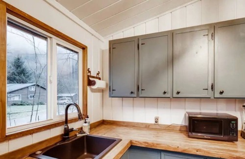 Baring Cabin | Cozy Christmas Cabin, surrounded by beautiful mountains.