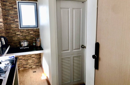 Din Daeng Apartment | Cozy City Studio with Fast WiFi & Balcony Views — 5 Minutes to MRT Metro!