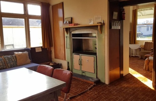Raetihi House | Cozy Classic Holiday Cottage