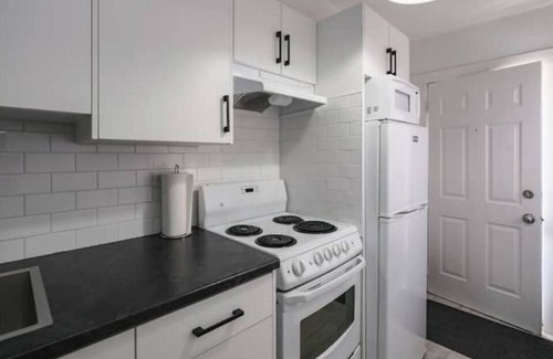 East Windsor Apartment | Cozy, Clean & Bright Suite - Perfect for long stays