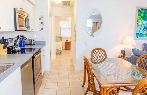 Sanibel Condo | Cozy Coastal Haven - Your Relaxing Sanibel Getaway - Private Beach - Pet Friendly - Signal Inn 07