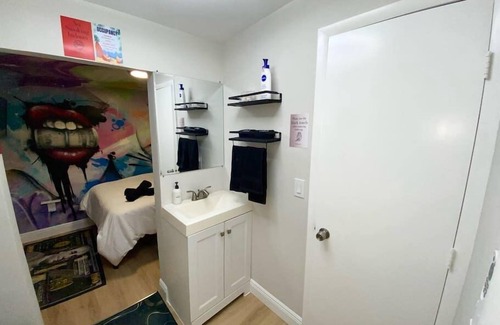 Wynwood Art District House | Cozy & Colorful Miami Art Canvas w/HotTub & Murals