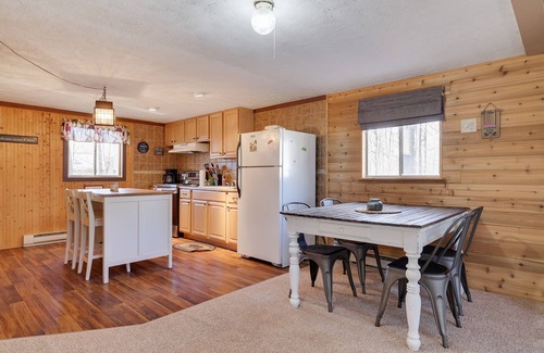 Pocono Lake Ski Chalet | Cozy Comfort, Pellet stove, Wi-Fi, TV, Deck, BBQ, Close to skiing, water parks