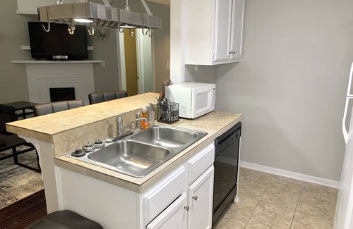 Tougaloo Condo | 🏡 Cozy Condo Sleep 6! Close to Shopping & Downtown