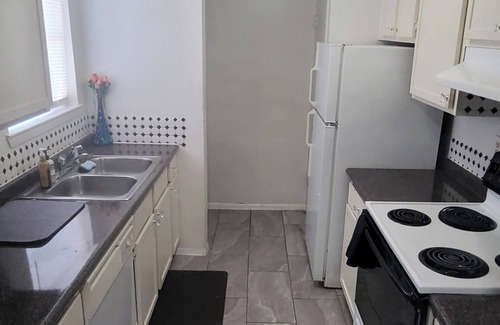 Clodine Condo | Cozy Condo2, surrounded by shopping & eateries