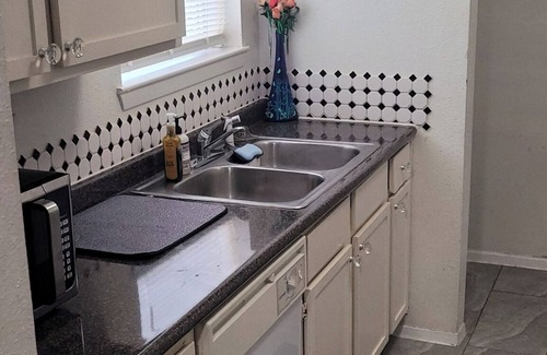 Clodine Condo | Cozy Condo2, surrounded by shopping & eateries