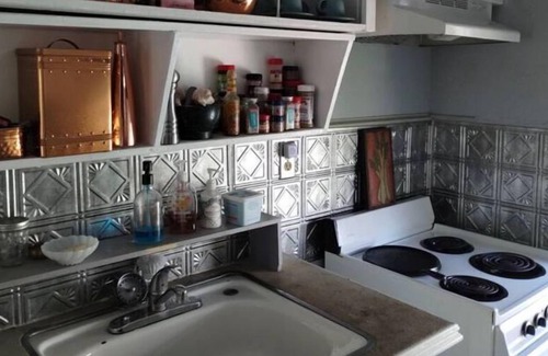 Tobin Hill Apartment | Cozy Converted Carriage Guest House in Yropical Garden