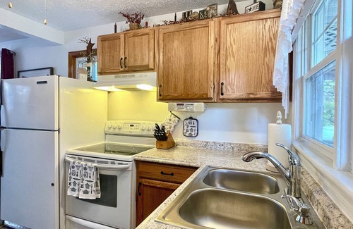 Cumberland House | Cozy Cottage 2 bedroom house one and half bathrooms Cumberland, Md with AC, WiFi