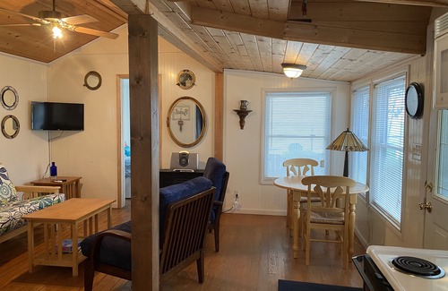 Applegate Cottage | Cozy Cottage #4 overlooking beautiful Lake Huron