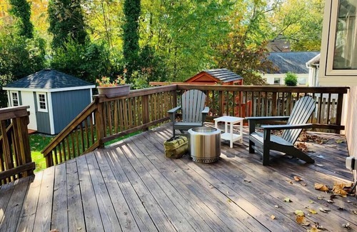 Bethesda House | Cozy Cottage by the City