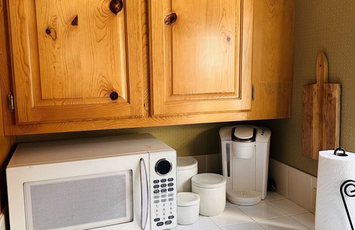 Cedar Glen House | Cozy Cottage, dog friendly, fireplace, beautiful outdoor seating!