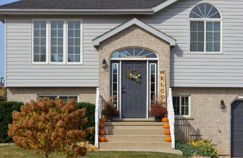 Meaford House | Cozy Cottage for Fall Getaways, Private backyard, decks