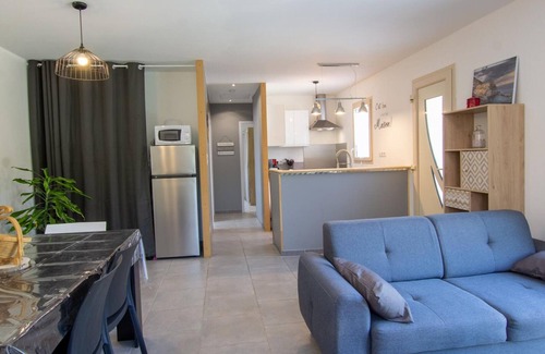 Auriac-du-Perigord Cottage | Cozy Cottage with Garden, Near Dordogne Castles and Vézère Sites, with Modern Amenities & WiFi