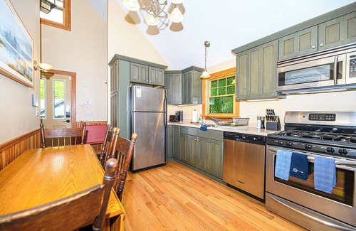 Blodgett Landing Cottage | Cozy Cottage in Newbury, NH - Walkable to Lake Sunapee