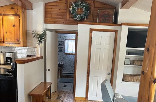Traverse City Cottage | Cozy Cottage in Traverse City. Close to town and numerous lakes
