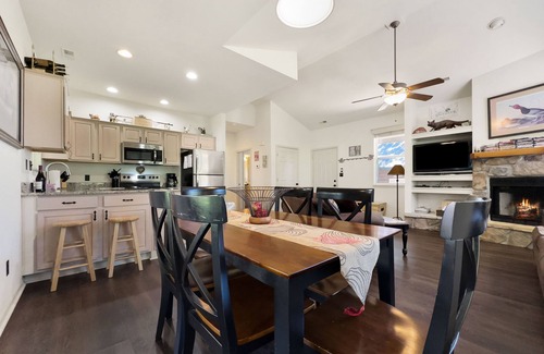 Camdenton Cottage | Cozy cottage inside the Premier Old Kinderhook Golf Resort