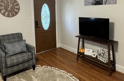 Earlewood House | Cozy Cottage located downtown Columbia Minutes from USC & Ft. Jackson