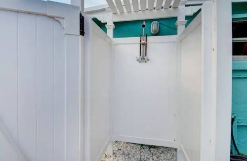Delray Beach Cottage | Cozy cottage on Atlantic Ave under 1mi from Beach!