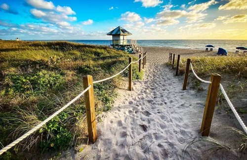 Delray Beach Cottage | Cozy cottage on Atlantic Ave under 1mi from Beach!
