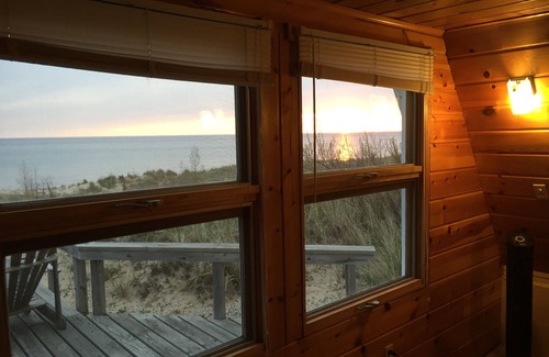 Shelby Cottage | Cozy Cottage On Lake Michigan Shore, Newly Renovated, Flat & few Steps To Beach