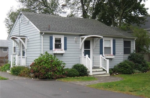 Bonnet Shores Cottage | Cozy Cottage on Quiet Lane!