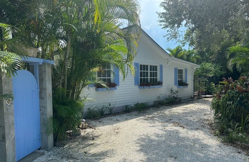 Hobe Sound Cottage | Cozy cottage retreat walking/biking distance to downtown Hobe Sound and Beach