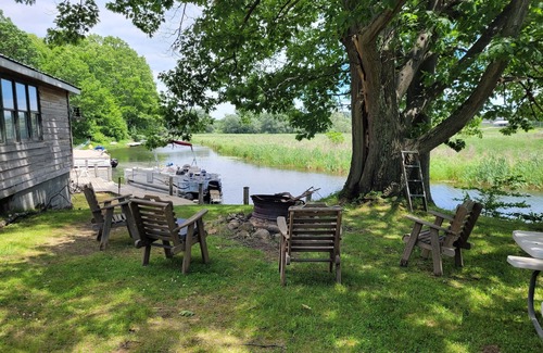 Sandy Creek Cottage | Cozy cottage that sits along canal of Sandy Pond.