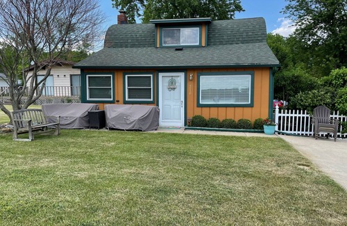 Onsted Cottage | Cozy Cottage w/all sports Sand lake access.