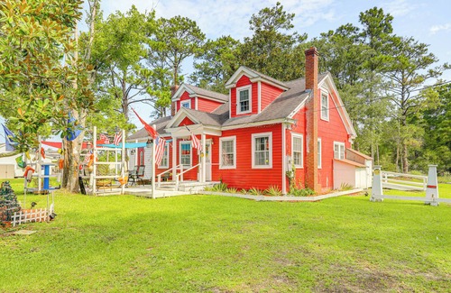 Beaufort Cottage | Cozy Cottage w/Deck, 9 Mi to Downtown Beaufort!