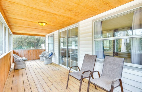 Barnett Cottage | Cozy Cottage w/Deck: Walk to Lake of the Ozarks!