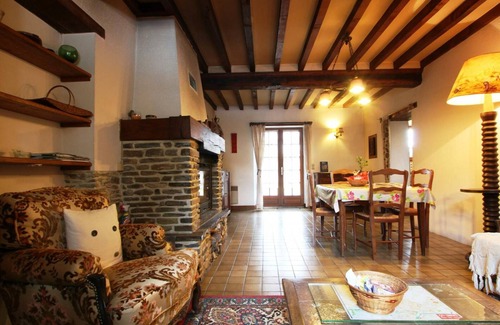 Bourgvallees Cottage | Cozy Cottage with Garden, BBQ, Fireplace & WiFi near Saint-Lô