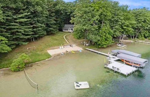 Newaygo Cottage | Cozy Cottage with HUGE sand beach