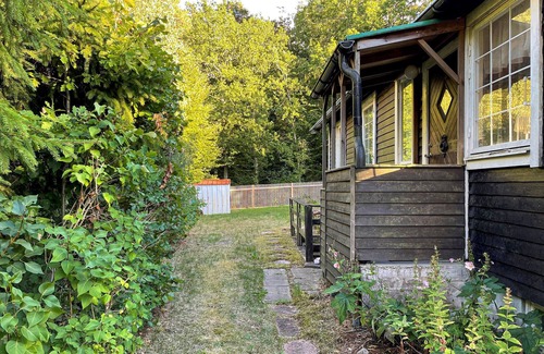 Degeberga House | Cozy cottage with several fireplaces and an annex.