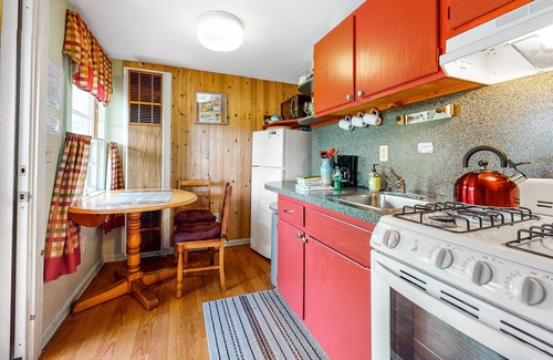 Thornton Cabin | Cozy cottage with WiFi, kitchenette, pool & peaceful acreage
