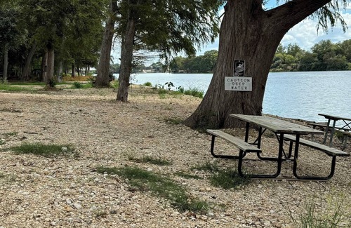 New Braunfels Cabin | Cozy Couples Cabin New Braunfels, on Lake Dunlap