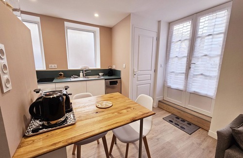L'Isle-d'Espagnac House | Cozy courtyard side townhouse