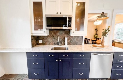 Roselawn Finance House | Cozy Craftsman | East Hyde Park