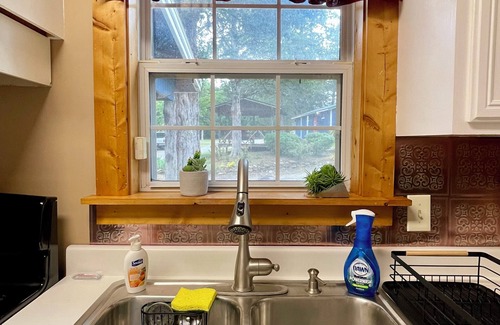 Mountain View Cottage | Cozy Creekside Cottage next to City Park. Walk to mainstreet!