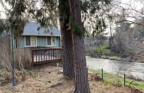 Eagle Point House | Cozy creekside home with deck, 15 min to airport, shopping, 1 hr to Crater Lk. n
