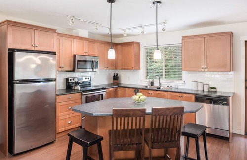 Lindell Beach House | Cozy Cultus Cottage with Shared Pool and Hot Tub. Pet-Friendly!
