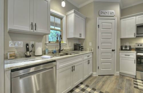 Morganton Cabin | Cozy Day Break! Hot Tub, Fire Pit, Horse Shoes, Near Nottley Lake