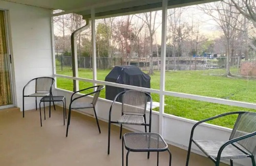 South Daytona House | Cozy DaytonaBeach Getaway w/KingBed & Pet Friendly