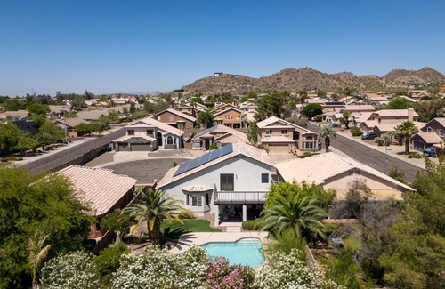Dave Brown Autumn Hills House | Cozy Desert Escape - Fire Pit - Pool - Fast WiFi